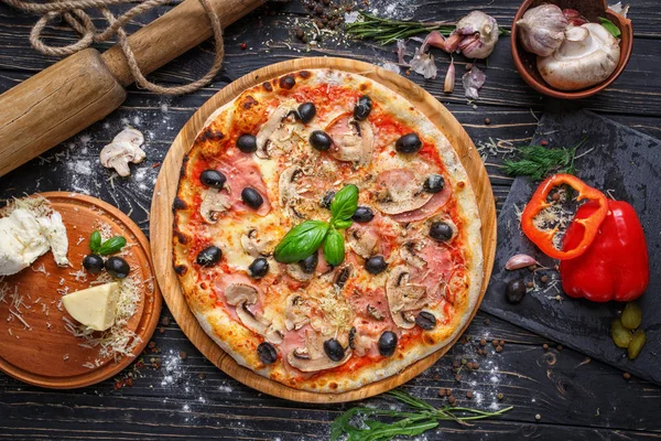 Gyönyörű pizza sonkával, gombával és olívabogyóval — Stock Fotó
