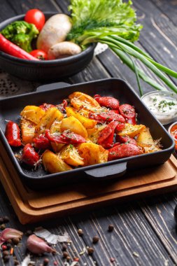 Bir tavada sosis ile Aromatik patates