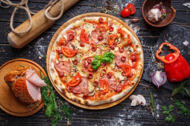 Jambon, sosis ve domates ile Et pizza