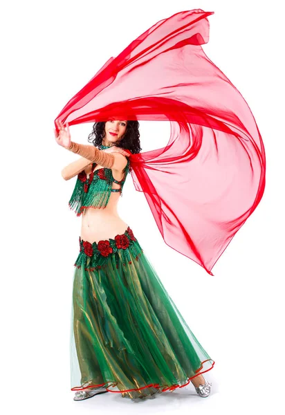 En kvinna i en grön klänning orientalisk dansare dansar erotisk dansare — Stockfoto