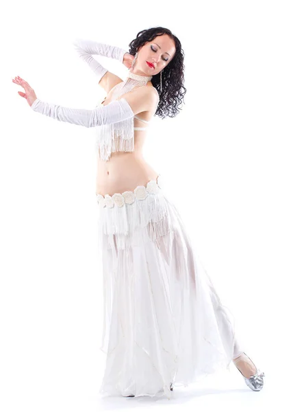 Brunett dansar erotisk magdans. Isolerad på en vit bakgrund — Stockfoto