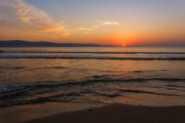 Güneş ufkun arkasında oturur. Yaz manzarası. Sıcak akşam 