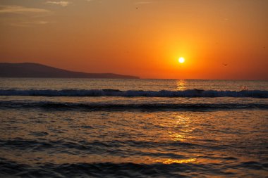 Okyanus üzerinde güzel gün batımı. Yaz manzarası.