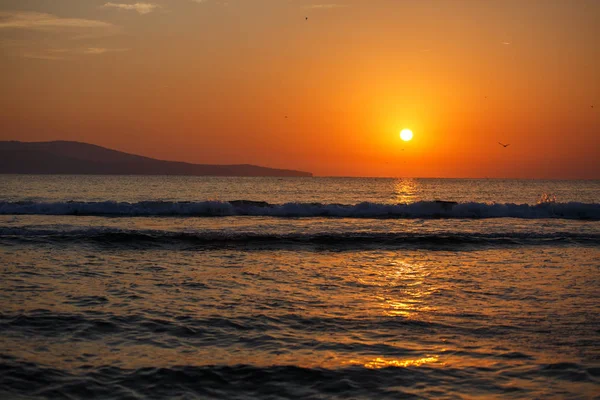 Schöner Sonnenuntergang über dem Ozean. Sommerlandschaft. — Stockfoto