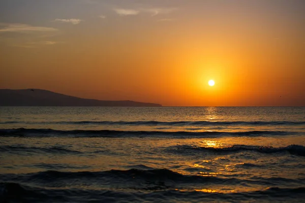 Schöner Sonnenuntergang über dem Ozean. Sommerlandschaft. — Stockfoto