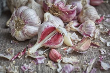 Eski ahşap bir masada sarımsak