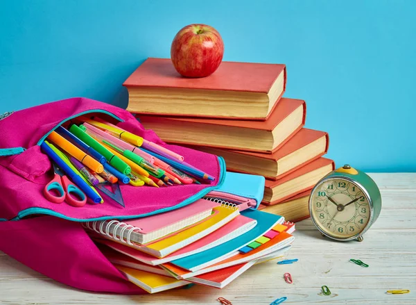 Sul tavolo si trovano i libri, insieme a un portafoglio e guardare Foto Stock