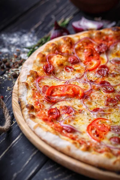 Av sosis, soğan ve domates ile Aromatik pizza — Stok fotoğraf