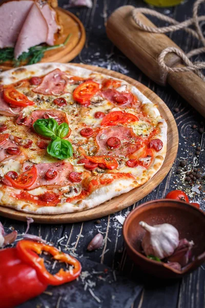 Composição de pizza de salsicha e ingredientes para a sua preparação — Fotografia de Stock