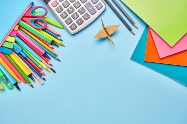 Öğrenciler için okul nesneleri. Açık mavi masada dağınık bir