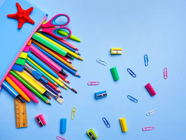 Pencil case with bright pens, pencils and and other stuff — Stock Photo, Image