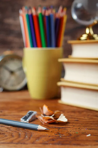 Gekleurde potloden op de tafel van de leraar — Stockfoto