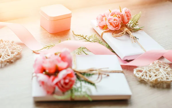 Cajas de regalo envueltas con papel artesanal blanco simple y ramo de — Foto de Stock