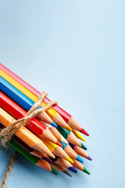 シャープな色のテーブルの上の鉛筆の描画の山. — ストック写真