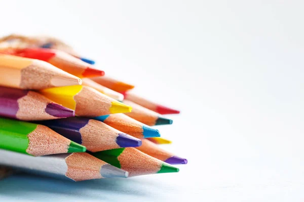 Jasné ostré tužky jsou připraveny pro kreslení — Stock fotografie