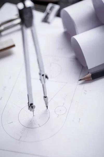 Arkitektoniskt projekterar, ritningar, Blueprint rullar och avdelare kompass. — Stockfoto
