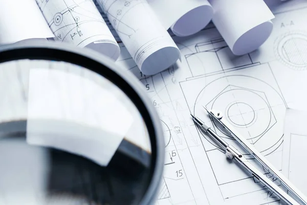 Vergrootglas voor werken met kleine details van de engineering tekening — Stockfoto