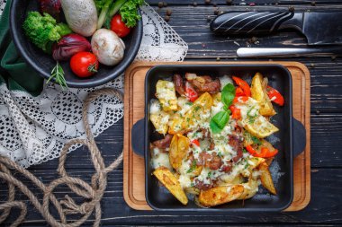 Fırında et, domates ve peynirli patates