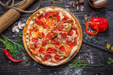 Kokulu sosis, soğan ve biber ile Pizza