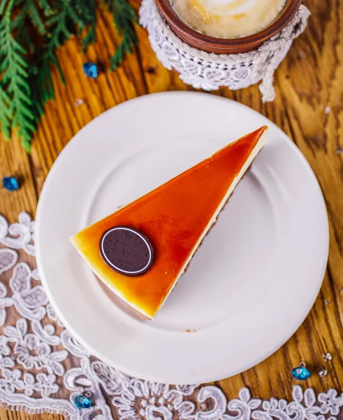 Un pezzo di torta al caffè su un piatto bianco — Foto Stock