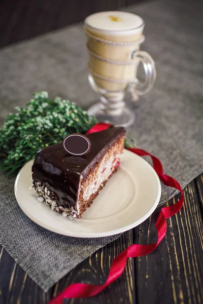 Un pezzo di torta al cioccolato con ciliegie — Foto Stock