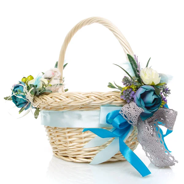Velikonoční Košík Bílém Pozadí Zdobené Květinami Modrém Žebírka Krajka Boční — Stock fotografie