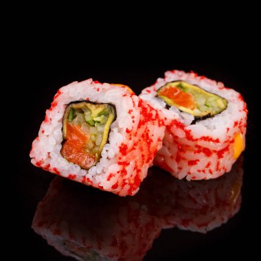 Siyah arka planda taze geleneksel Japon suşisi. Japon yemek tarzı..