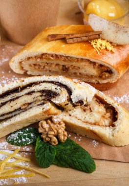 Kırsal ahşap tepside haşhaşlı ve elmalı turta. Yakın plan, bulanık arkaplan.