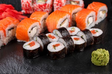 Farklı rulo arka plan. Geleneksel suşi. Lezzetli Japon yemekleri..