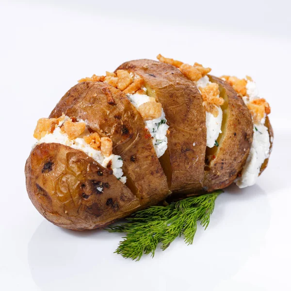 Запечена картопля з сиром, свіжим зеленим, горіхами та кропом на білому тлі . — стокове фото
