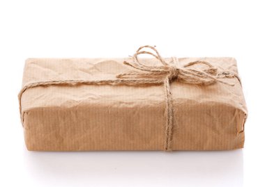 Beyaz arkaplanda izole edilmiş kahverengi kraft kağıdına sarılı paket.