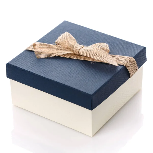 Caja de regalo cuadrada con tapa azul y lazo de cinta de arpillera. Aislado sobre blanco . —  Fotos de Stock