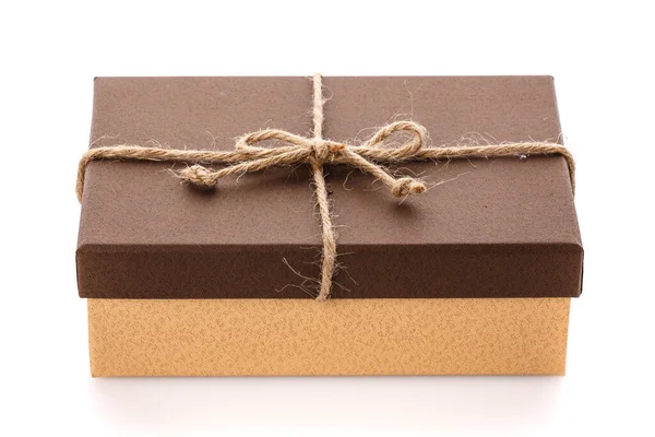 褐色礼品盒 白色背景上有亚麻布缎带 送给她丈夫的礼物任何节日的礼物 侧视图 — 图库照片