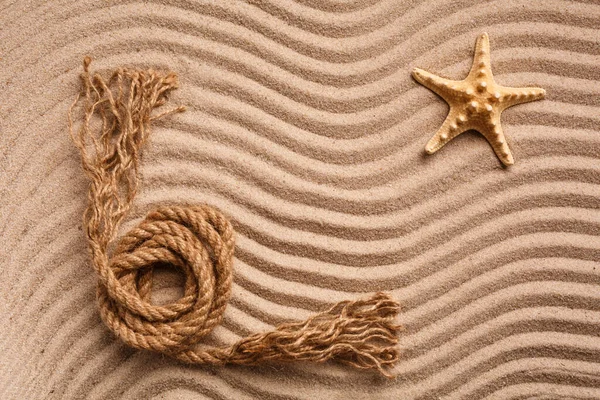 Верёвка Морской Звезды Лежит Волнистом Текстурном Песке Вид Сверху Место — стоковое фото