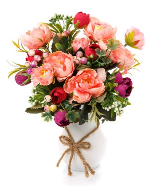 Beyaz vazoda çiçek açan pembe bir buket çiçek ve çuval bezi yayı. Beyaz arka planda izole edilmiş. Kapat..