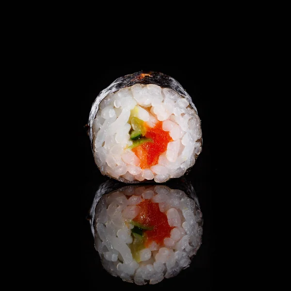 Μάκι σούσι με αγγούρι και σολομό σε μαύρο φόντο με αντανάκλαση. Μενού σούσι. Ιαπωνικό φαγητό. — Φωτογραφία Αρχείου