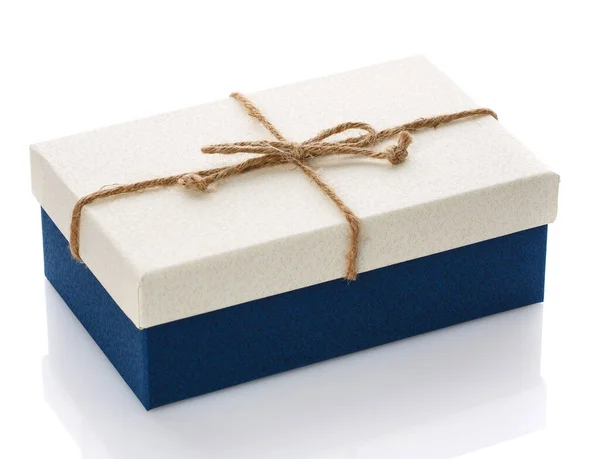 Boîte en carton sur fond blanc. Coffret cadeau avec ruban de sac. — Photo
