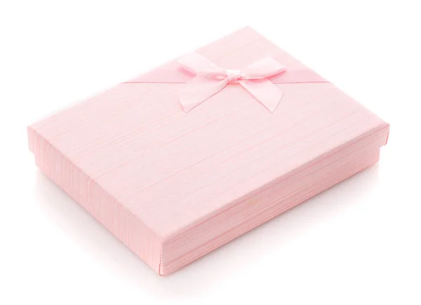 Delicada caja de regalo rosa sobre un fondo blanco. Vista lateral. Humor de vacaciones. Regalo para niña o mujer . — Foto de Stock