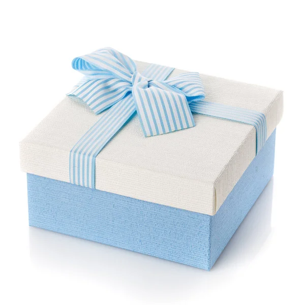 Blauwe geschenkdoos met lint en strik op witte achtergrond. — Stockfoto