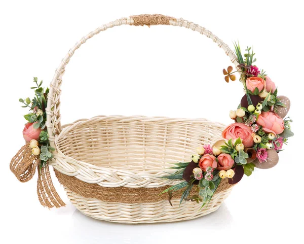 Cesta de mimbre original muy hermosa decorada con rosas rosadas y vegetación. Alrededor de la cesta hay una cinta de saco . — Foto de Stock