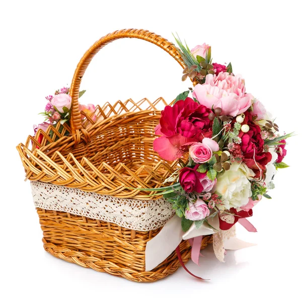 Muy hermosa cesta de mimbre marrón original decorado con peonías de color rosa y blanco. Cintas y encajes . —  Fotos de Stock