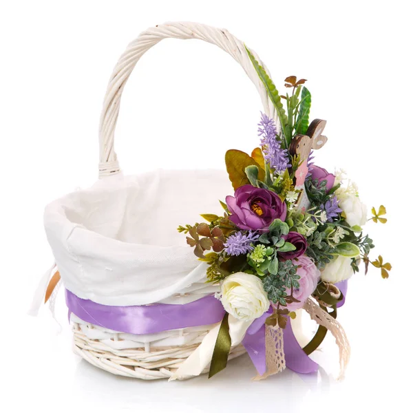 Biały wiklinowy kosz z kwiatową dekoracją, ozdobnym drewnianym króliczkiem i wstążkami na białym tle. Kosz jest ozdobiony fioletem przed Wielkanocą. — Zdjęcie stockowe