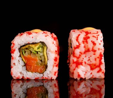 Siyah arka planda suşi. Suşi restoranı menüsü yapmak için mükemmel..