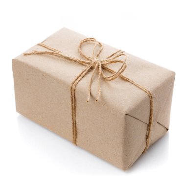 Beyaz bir arkaplanda Kraft kağıdına sarılı hediye kutusu.