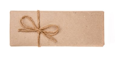 Çuval bezi kurdelesiyle geri dönüşümlü kağıda sarılmış hediye kutusu. Beyaz bir arka planda izole edilmiş. Üst görünüm.