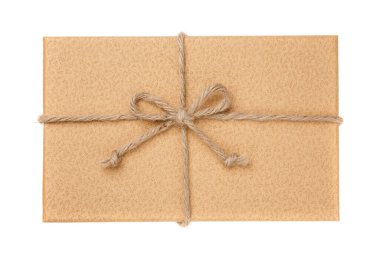 Çuval bezi kurdeleli kahverengi bir hediye kutusu. Beyazda izole edilmiş. Üst görünüm.