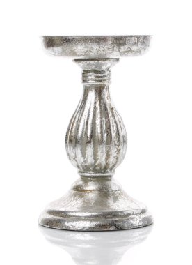 Klasik gümüş masa şamdanı beyaza izole edilmiş. Eski şamdanlar.