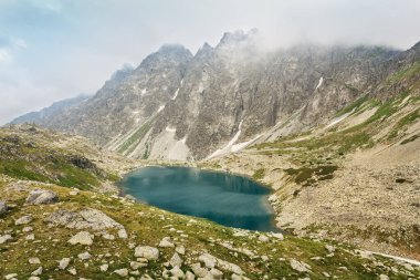Dağın tepesinden büyük Hincovo Gölü 'nün manzarası. Yüksek Tatras, Slovakya.
