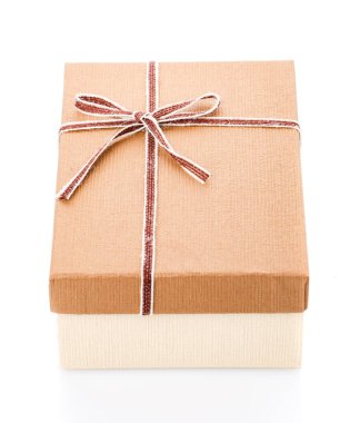 Beyaz arka planda kurdeleli açık kahverengi hediye kutusu.