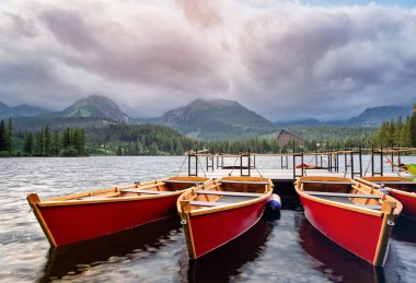Strbske Pleso ve renkli tekneler Slovakya 'da. Yüksek Tatras Dağları Ulusal Parkı ve Slovakya 'daki güzel dağ gölü.